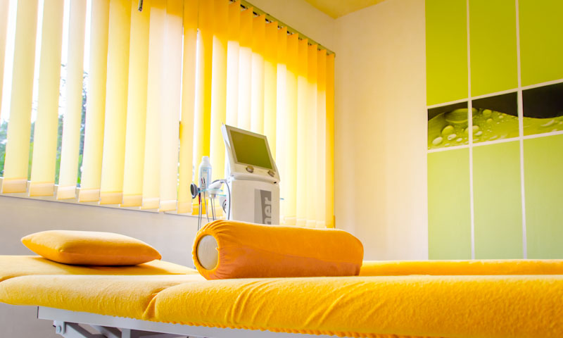 Behandlungsraum mit Liege Behandlungsraum mit Liege